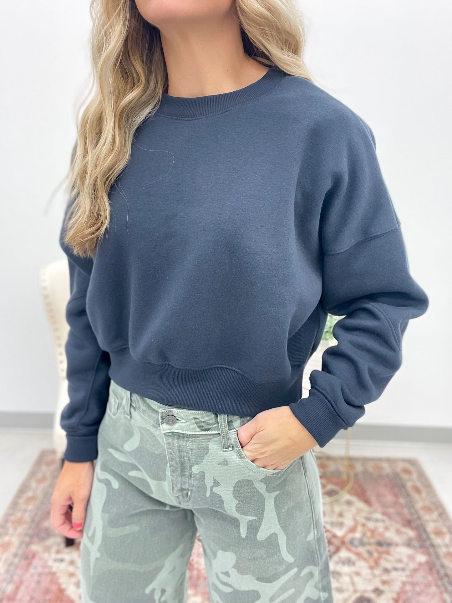 Be Right Back Long Crop Crewneck Sweatshirt Black