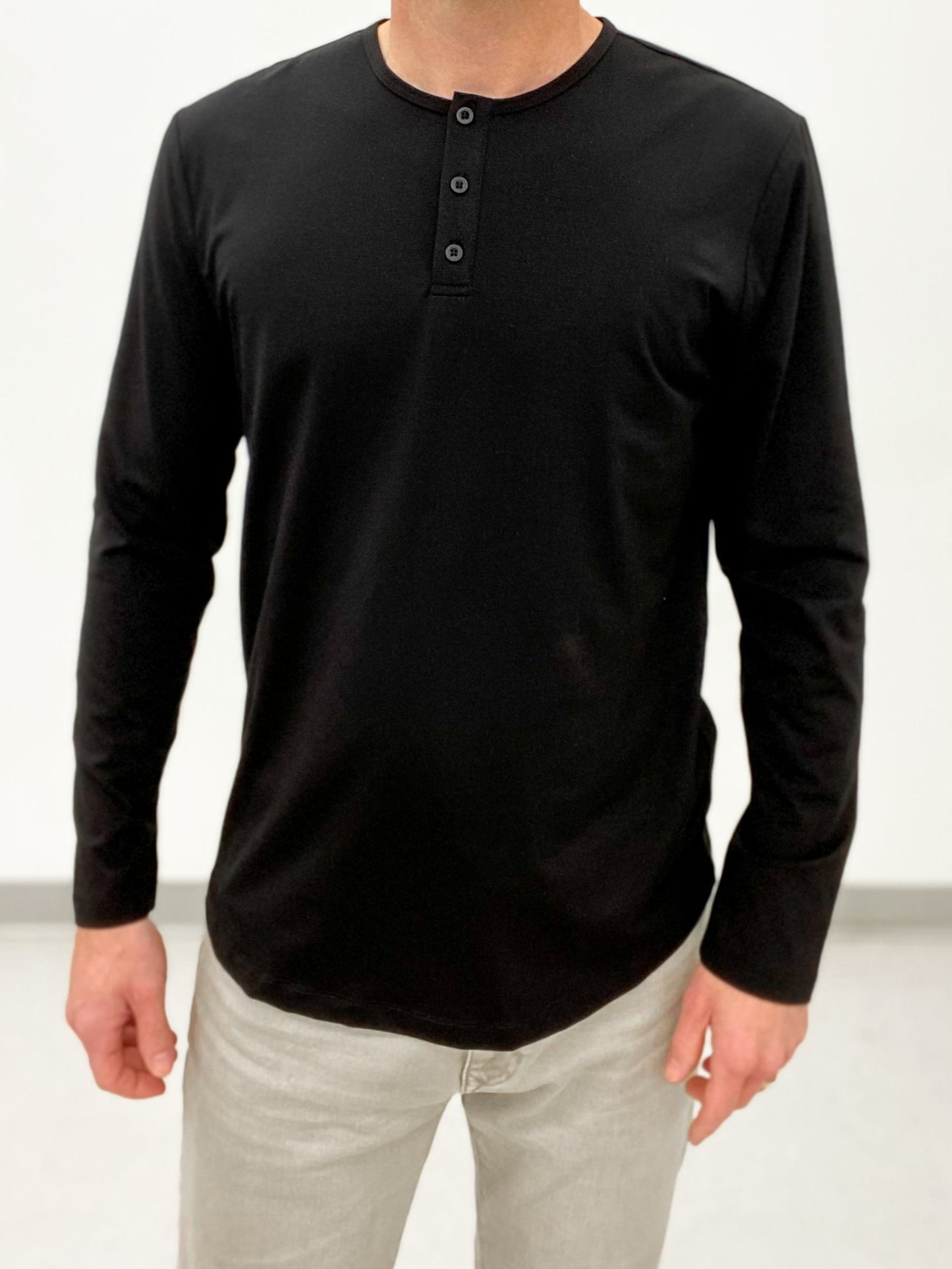 Cuts AO Long Sleeve Henley Curve-Hem | Black Signature-fit PYCA Pro®