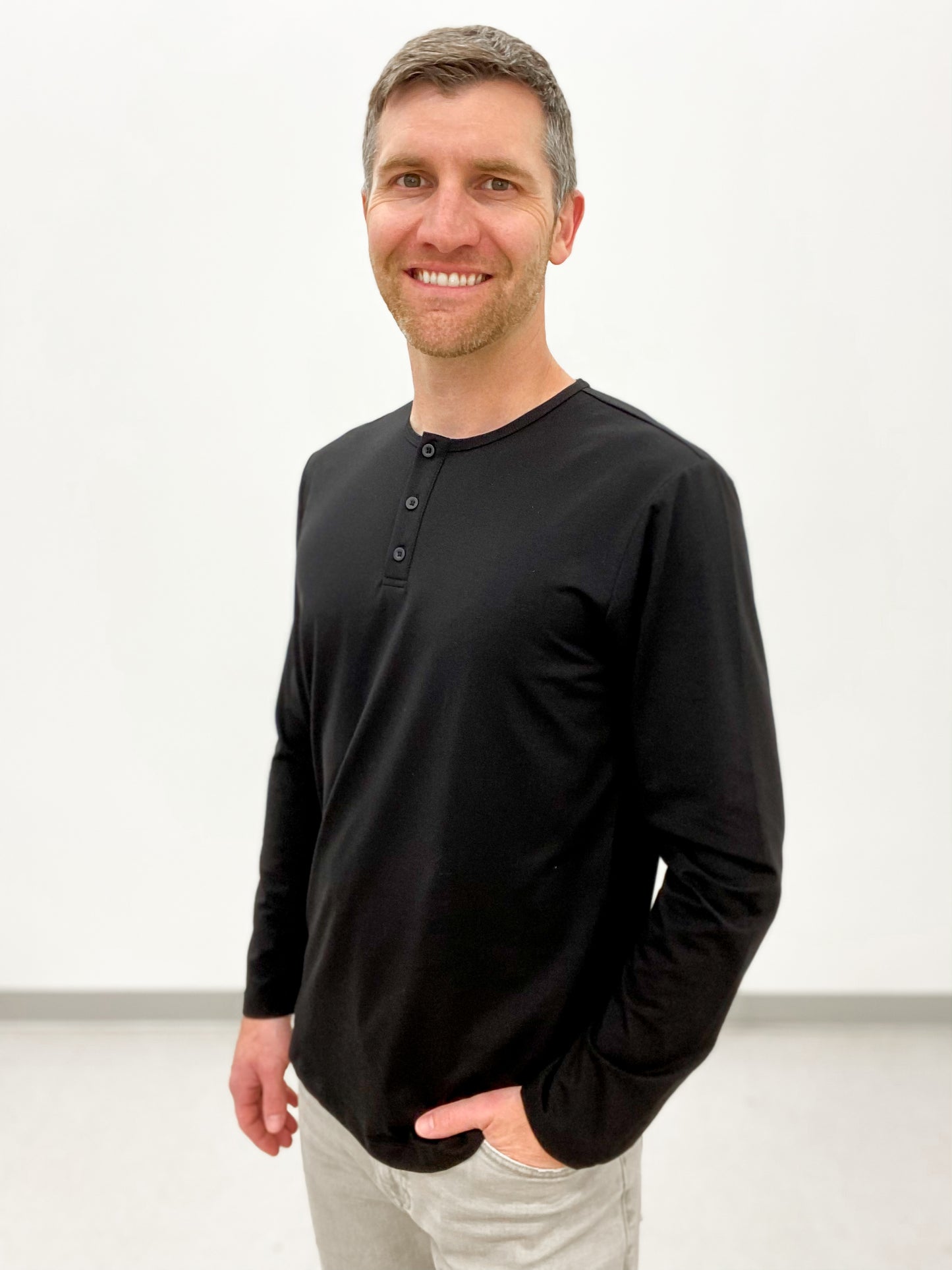 Cuts AO Long Sleeve Henley Curve-Hem | Black Signature-fit PYCA Pro®