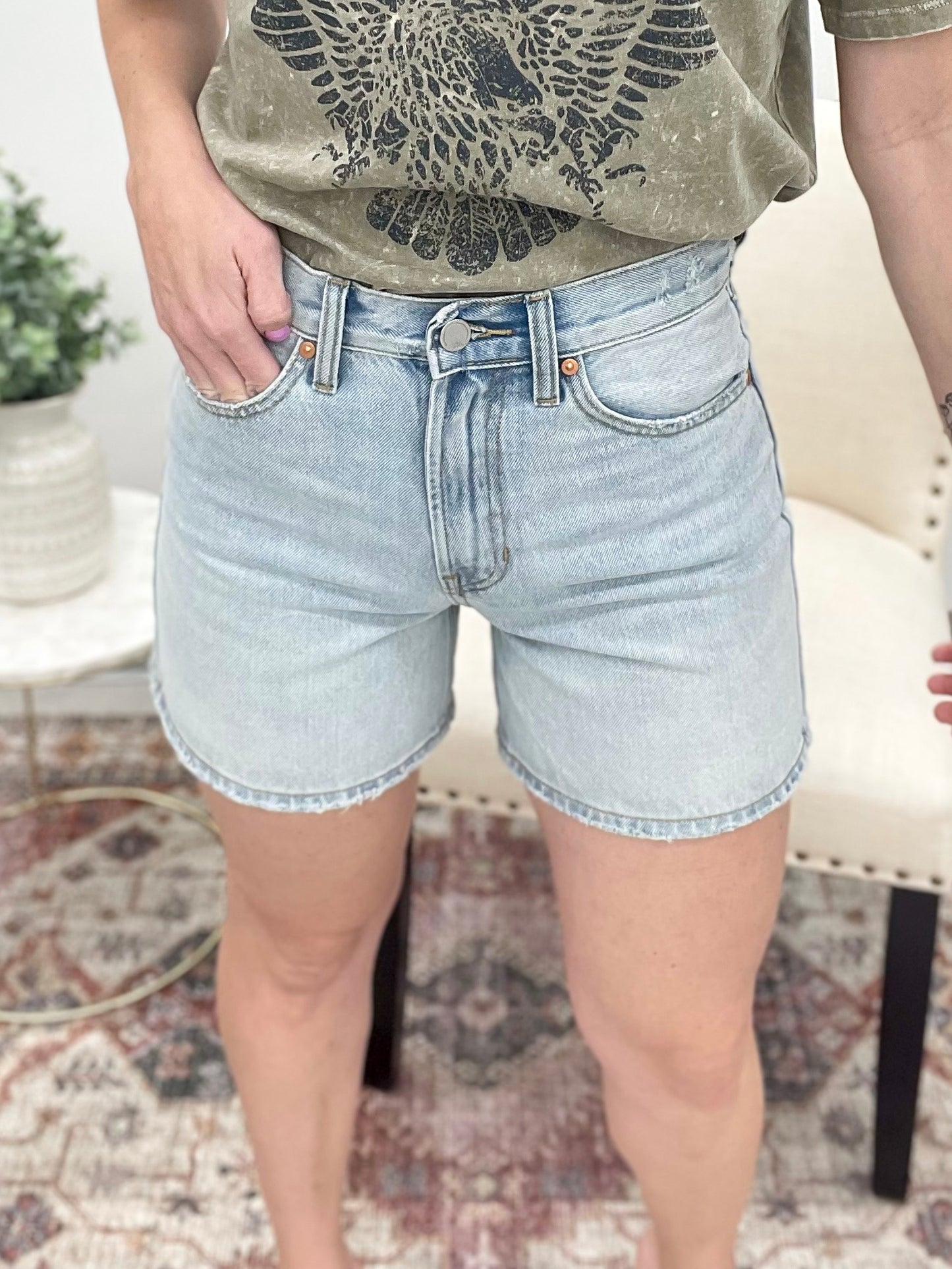 The Taylor Long Shorts Light Wash